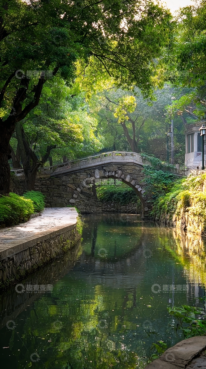高清大图下载【趣麦麦图】石桥横跨绿树掩映的溪流