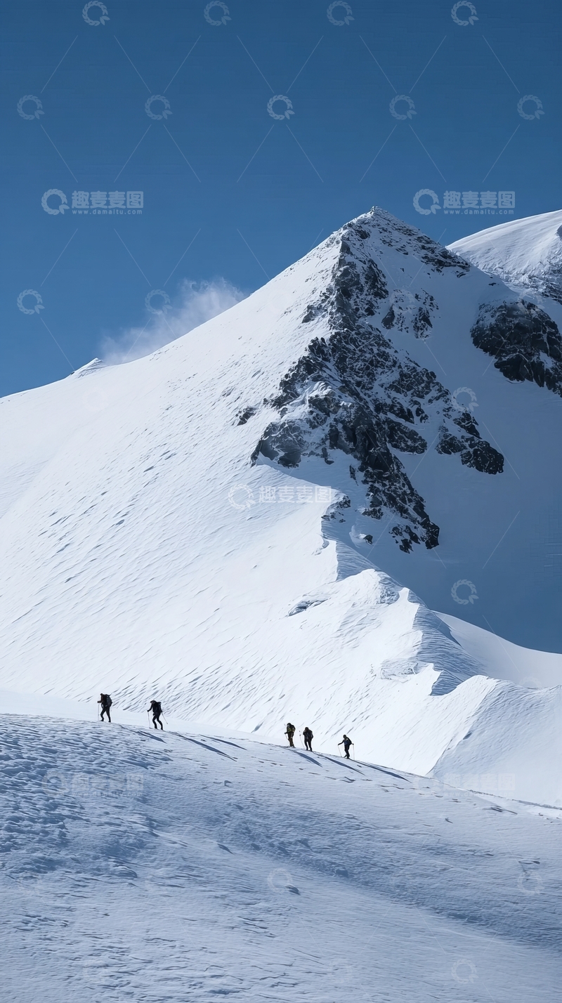 高清大图下载【趣麦麦图】登山者在雪山顶峰前行
