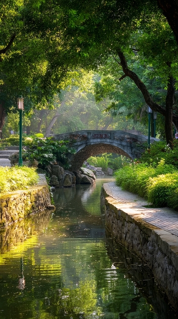 石桥流水绿树成荫的公园景色