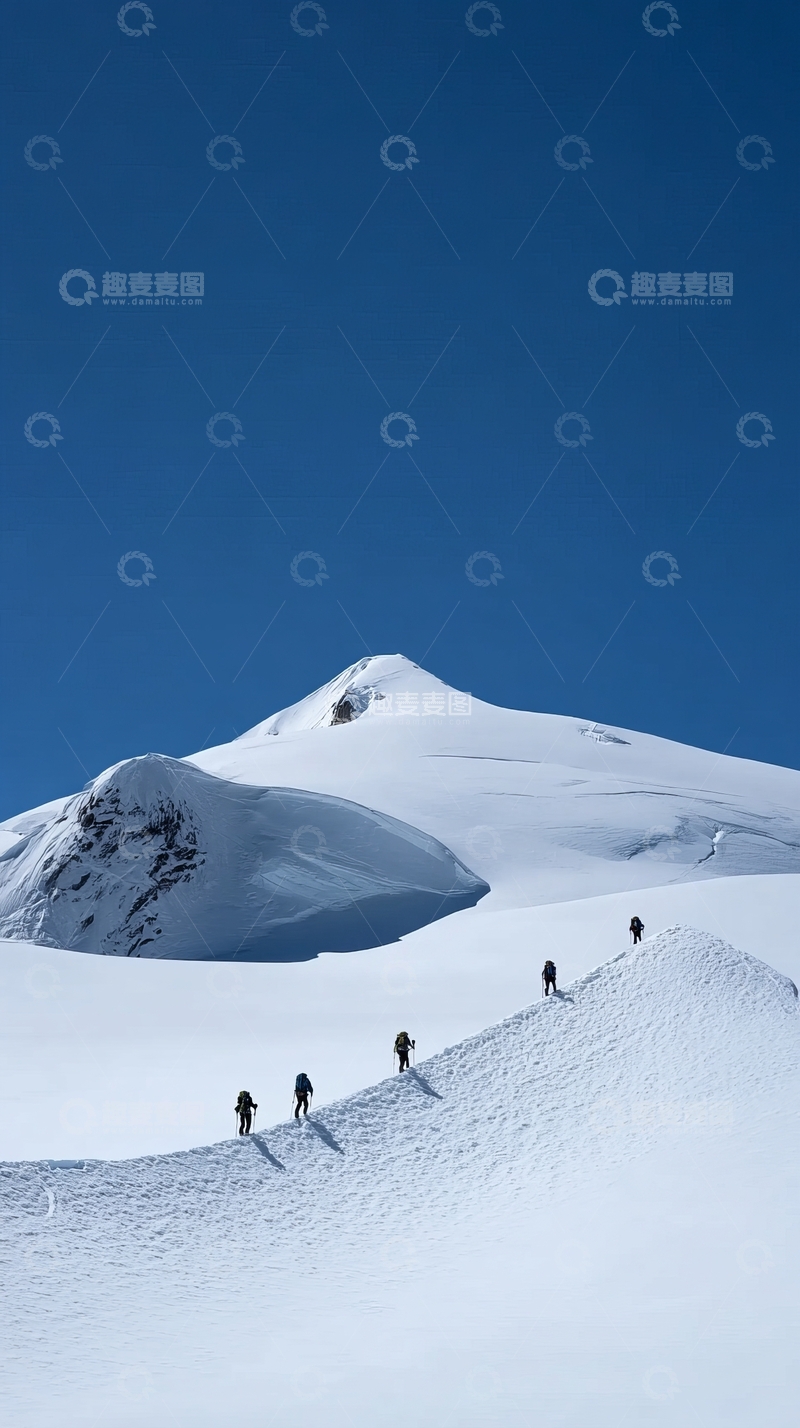 高清大图下载【趣麦麦图】登山者在雪山顶峰攀登