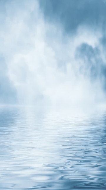 雾气笼罩的湖面景象