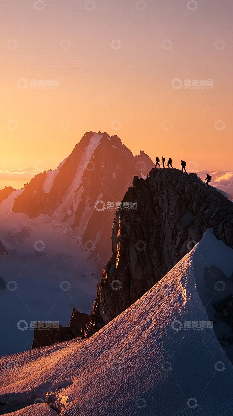 高清大图下载【趣麦麦图】登山者在雪山峰顶迎接日出