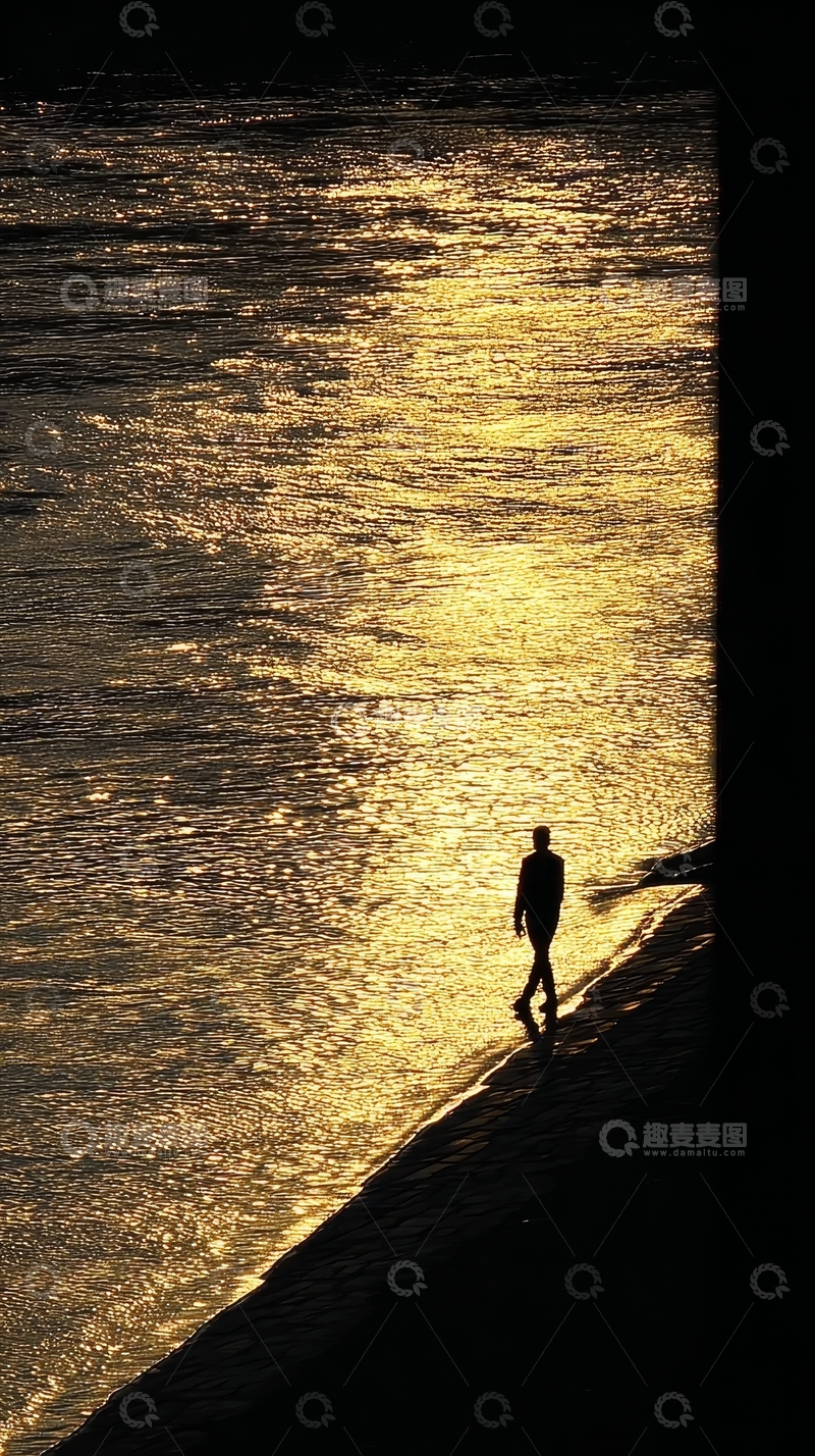 高清大图下载【趣麦麦图】黄昏时分一人独行海边