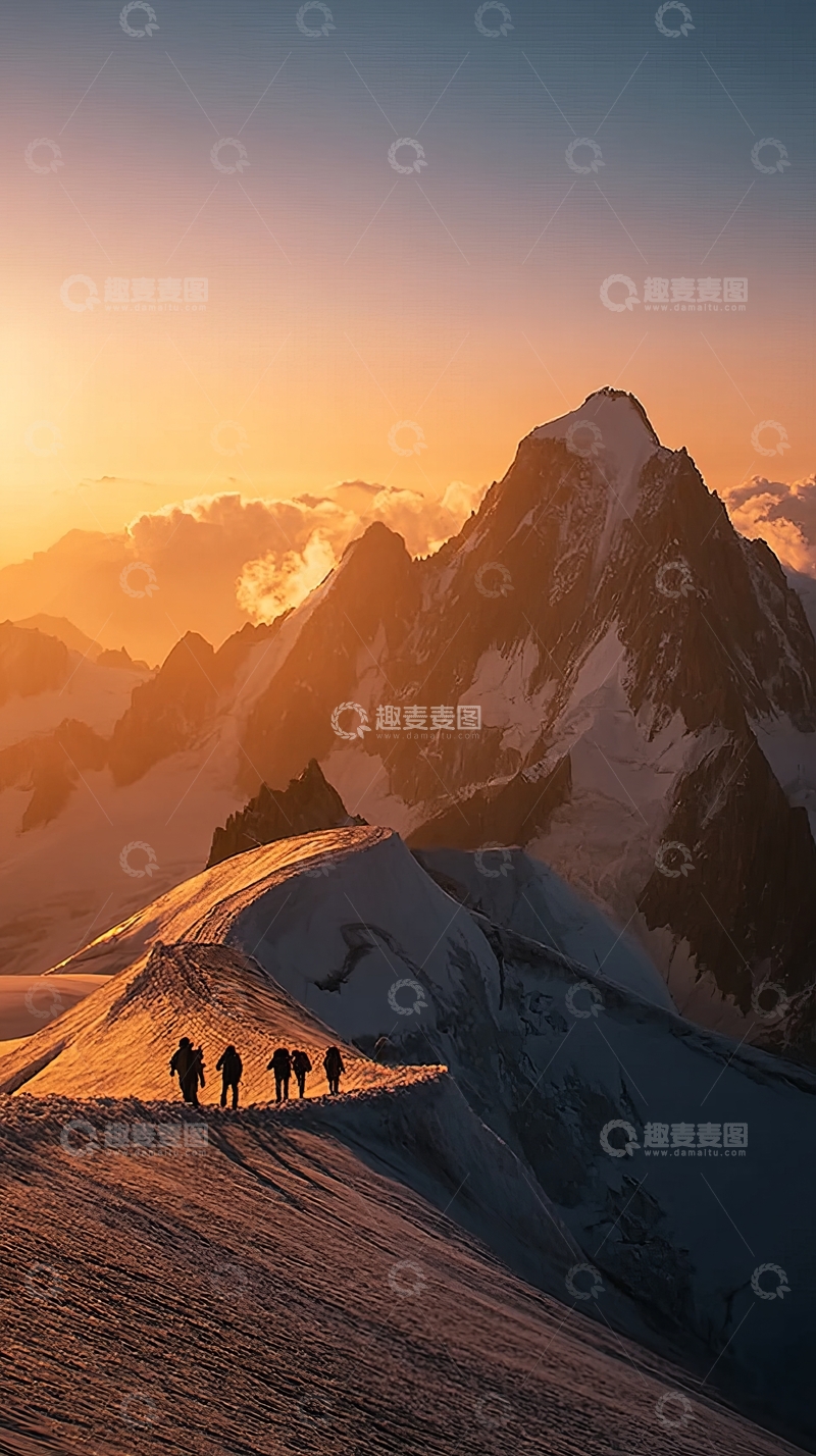 高清大图下载【趣麦麦图】登山者在雪山日出时前行
