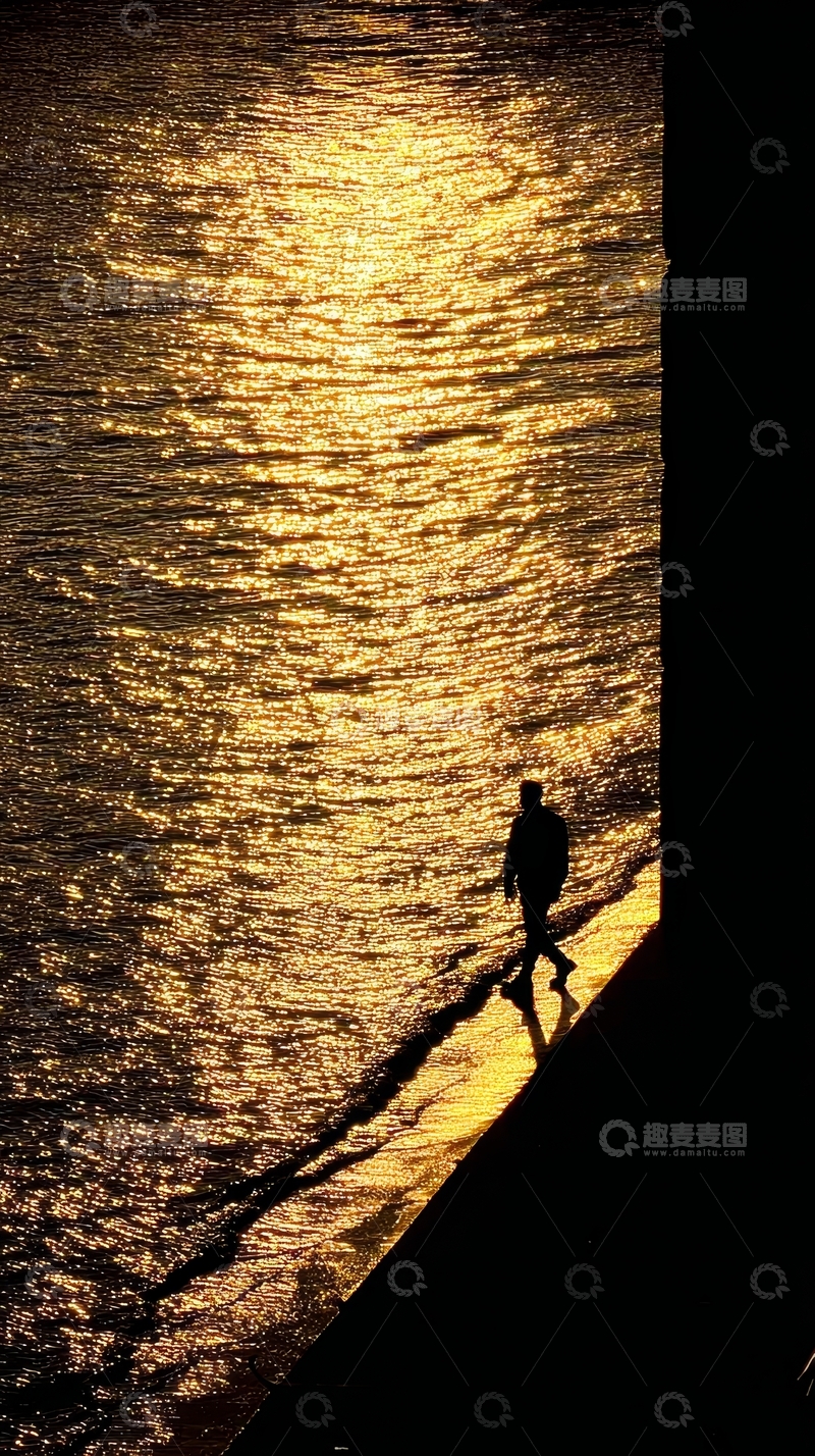 高清大图下载【趣麦麦图】夕阳下一人独行于水边