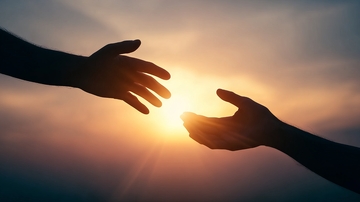 双手在夕阳下相向伸展