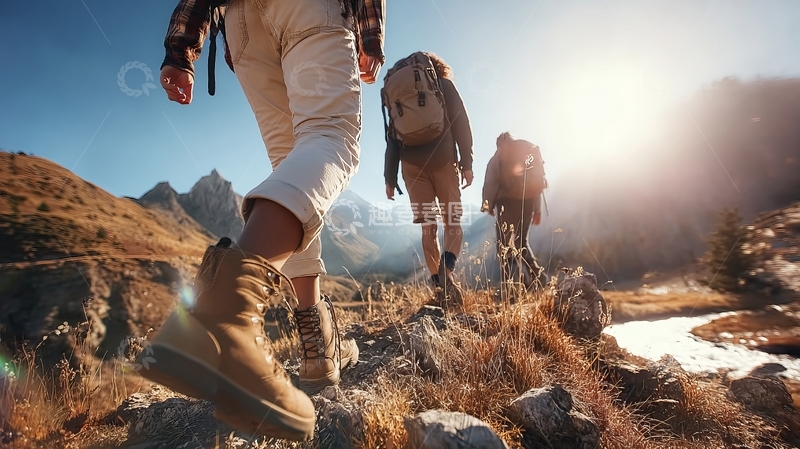 高清大图下载【趣麦麦图】三人徒步穿越山地景观