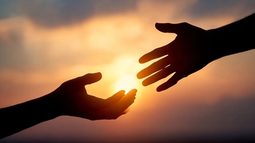 双手在夕阳下相向伸展