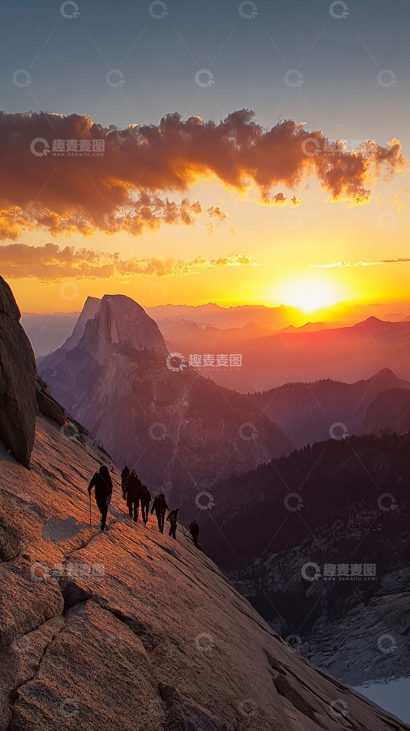 高清大图下载【趣麦麦图】日落时分登山者行走在山脊上
