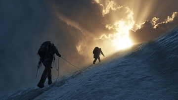 两名登山者在雪坡上攀登