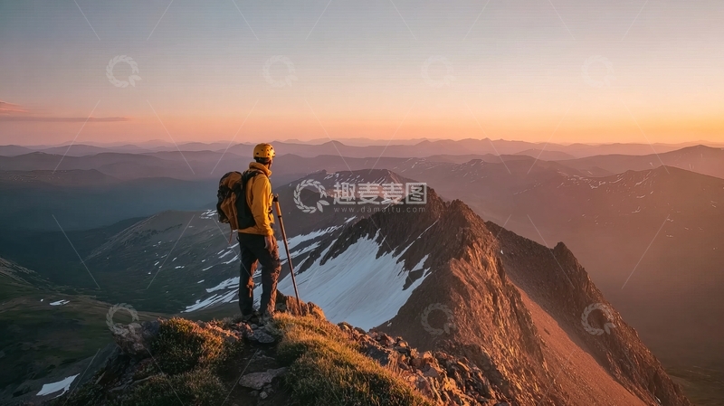 高清大图下载【趣麦麦图】登山者站在山顶眺望日落