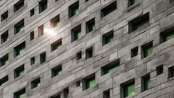 灰色砖墙建筑的窗户排列