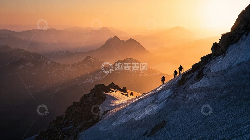 高清大图下载【趣麦麦图】登山者在日出时攀登雪山