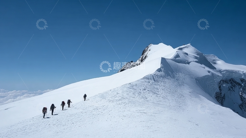 高清大图下载【趣麦麦图】登山者在雪山顶峰行进