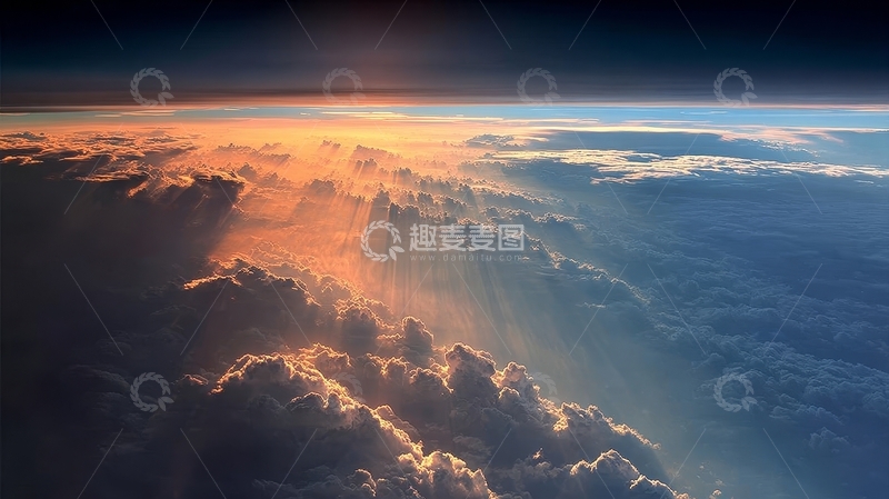 高清大图下载【趣麦麦图】日出时分云层上方的光芒