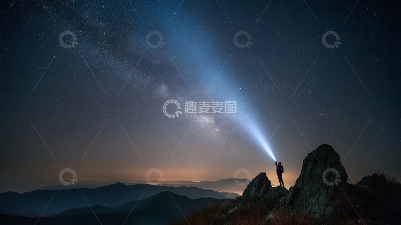 高清大图下载【趣麦麦图】夜空下山巅人物手电光束