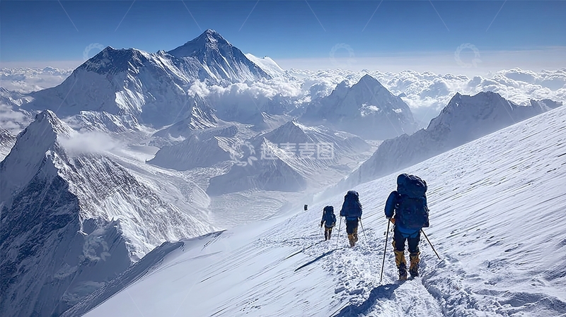 高清大图下载【趣麦麦图】登山者在雪山峰顶前行