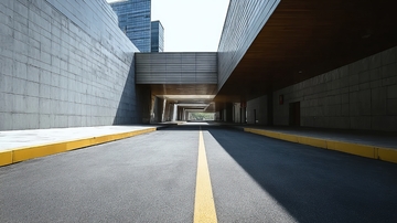 现代建筑下的空旷通道