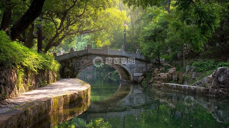 高清大图下载【趣麦麦图】石桥横跨静谧溪流绿树环绕