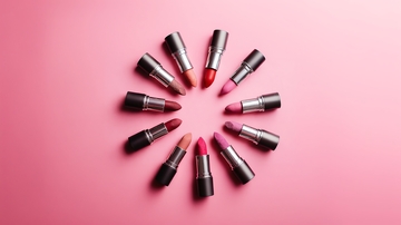 唇膏排列成圆形图案