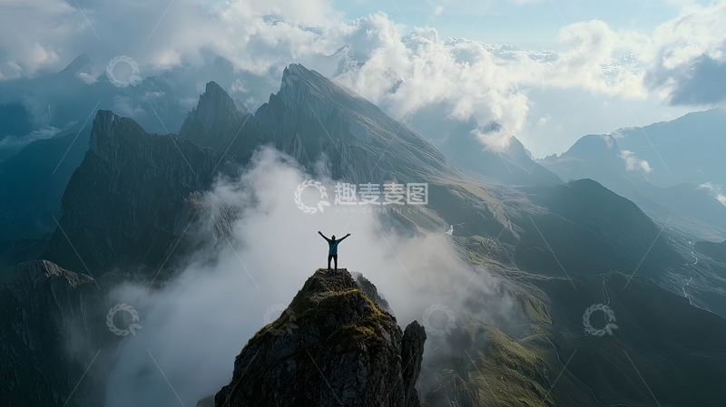 高清大图下载【趣麦麦图】一人站在山顶双臂张开