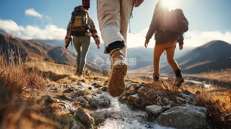 高清大图下载【趣麦麦图】三人徒步穿越山地小径