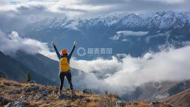 高清大图下载【趣麦麦图】登山者站在山顶举手欢呼