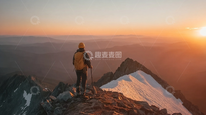 高清大图下载【趣麦麦图】登山者站在山顶欣赏日落