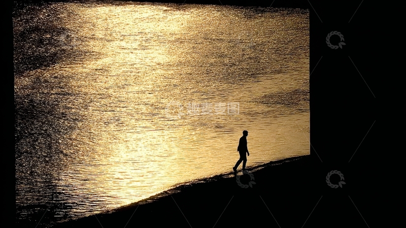 高清大图下载【趣麦麦图】一人在湖边行走的剪影