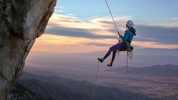 攀岩者在悬崖边悬吊