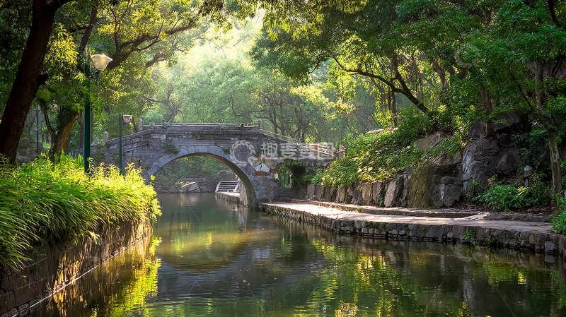 高清大图下载【趣麦麦图】石桥横跨静谧溪流绿树成荫