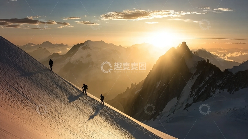 高清大图下载【趣麦麦图】登山者在雪山日出时攀登