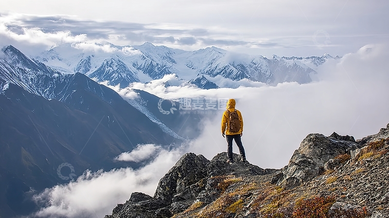 高清大图下载【趣麦麦图】登山者站在山顶俯瞰雪山云海