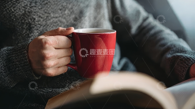 高清大图下载【趣麦麦图】手握红色杯子阅读书籍