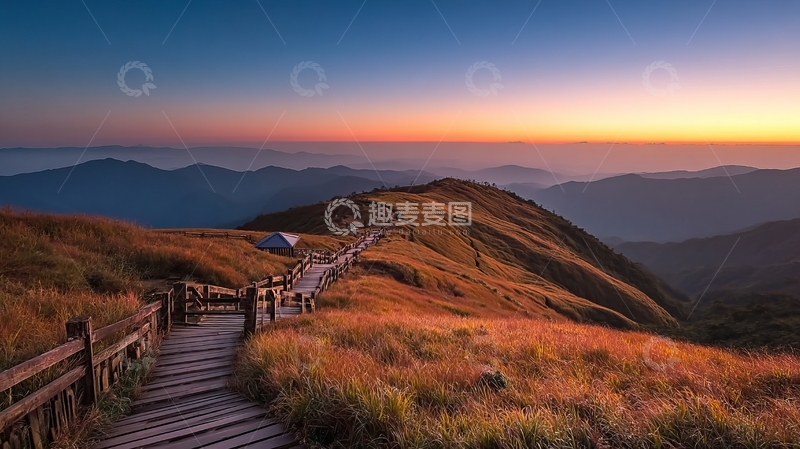 高清大图下载【趣麦麦图】山脊木栈道日出风光