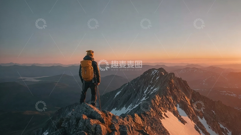 高清大图下载【趣麦麦图】登山者站在山顶俯瞰日落
