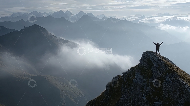 高清大图下载【趣麦麦图】一人站在山巅双臂张开