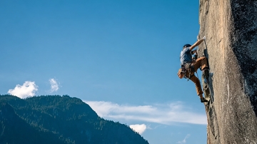 攀岩者在陡峭岩壁上攀登