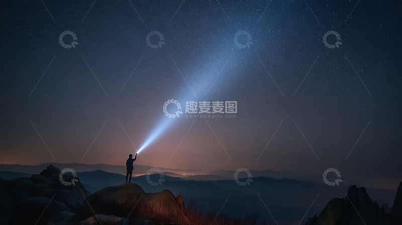 一人在山顶用手电筒照亮夜空