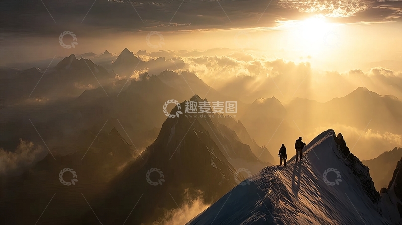 高清大图下载【趣麦麦图】登山者在日出时站在雪山之巅