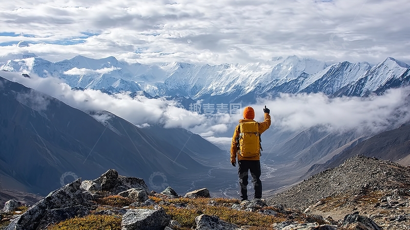 高清大图下载【趣麦麦图】登山者站在山顶眺望雪山