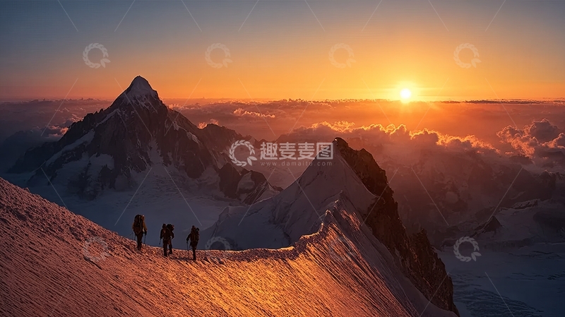 高清大图下载【趣麦麦图】登山者在雪山顶峰观赏日出