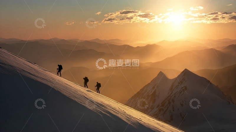 高清大图下载【趣麦麦图】登山者在日出时攀登雪山