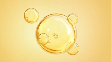 透明金黄色液体气泡在柔和背景中漂浮