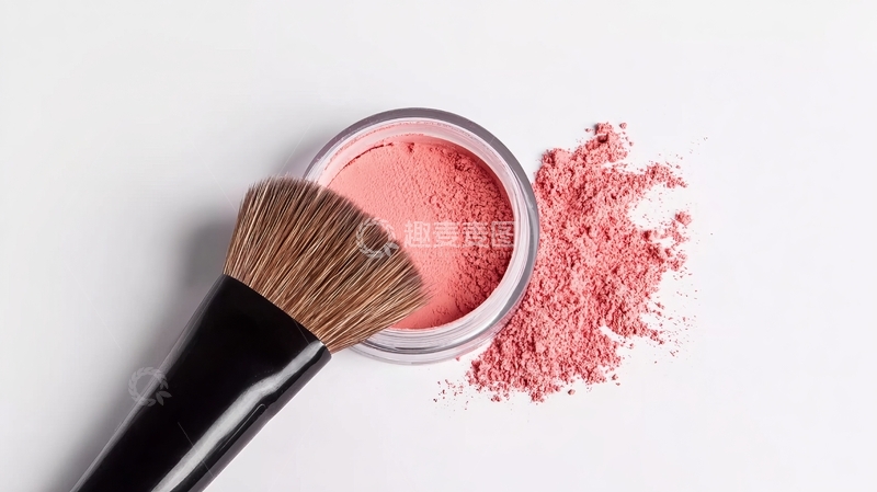 高清大图下载【趣麦麦图】粉色腮红粉与化妆刷特写展示