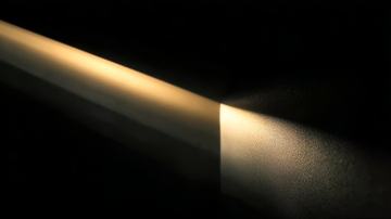 光线在黑暗中投射出明亮的光带