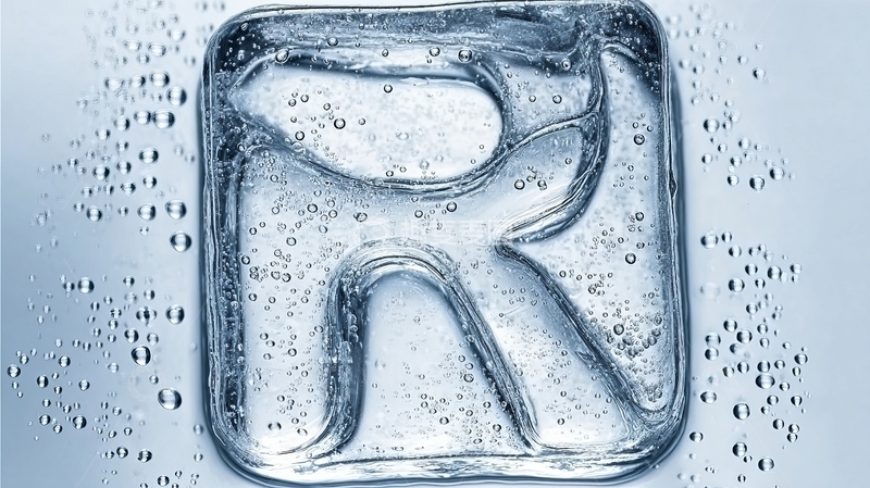 高清大图下载【趣麦麦图】冰块中凝固的字母R图案及气泡细节