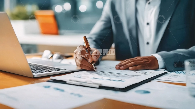高清大图下载【趣麦麦图】商务人士在办公桌前签署文件