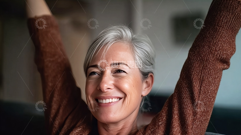 高清大图下载【趣麦麦图】银发女性微笑举臂展现活力与自信