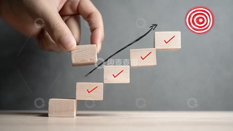 手放置木块形成阶梯通向目标靶心象征进步与成功